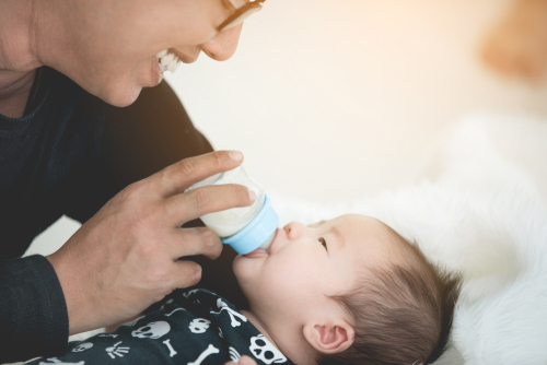 Conseils pour alimenter bébé au biberon