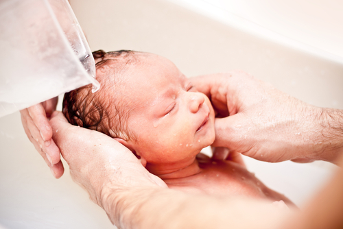 Le premier bain de bébé