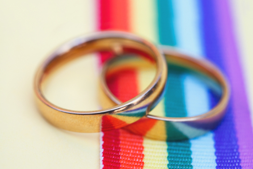 Le mariage et l’adoption LGBTQIA+ : les avancées et les enjeux juridiques