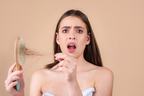 Vos cheveux tombent ? Voici ce qu’il faut savoir