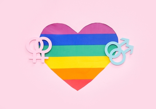 Découvrir l’homosexualité : une attraction et un amour au-delà des genres